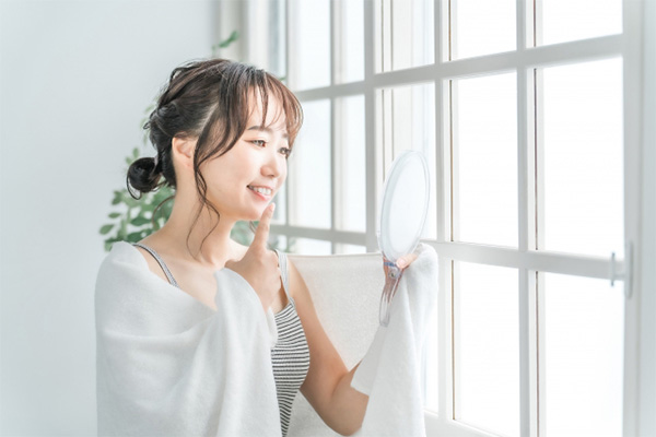 口元を気にする女性